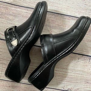Clarks Size 7 Patent Leather Black Clogs Like New